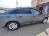 Chevrolet Cruze 2011 года за 3 500 000 тг. в Атырау – фото 2