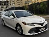 Toyota Camry 2020 года за 9 000 000 тг. в Уральск – фото 2