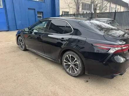 Toyota Camry 2020 года за 11 800 000 тг. в Астана – фото 2