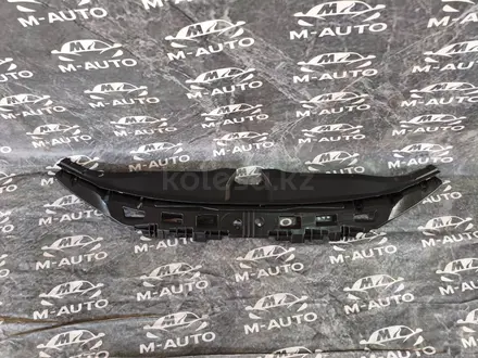 Накладка (кожух) замка капота ОРИГИНАЛ НОВЫЙ ELANTRA CN7 (23-26) за 25 000 тг. в Шымкент