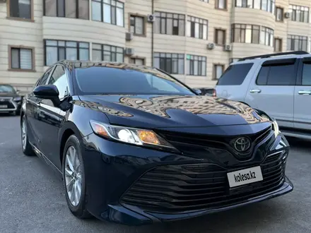 Toyota Camry 2018 года за 9 700 000 тг. в Актау