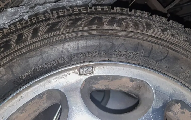 Зимние покрышки Bridgestone с заводскими дисками от Mercedes w140 за 200 000 тг. в Сарыагаш