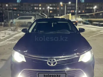 Toyota Camry 2016 года за 11 800 000 тг. в Актобе – фото 2