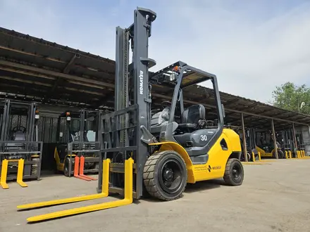 Komatsu  FG30C-17 бензин, 4.5м, 3 тонны, смещение каретки 2015 года за 9 950 000 тг. в Алматы