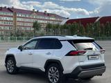 Toyota RAV4 2021 года за 16 500 000 тг. в Актобе – фото 2