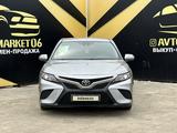 Toyota Camry 2018 года за 11 500 000 тг. в Атырау – фото 2