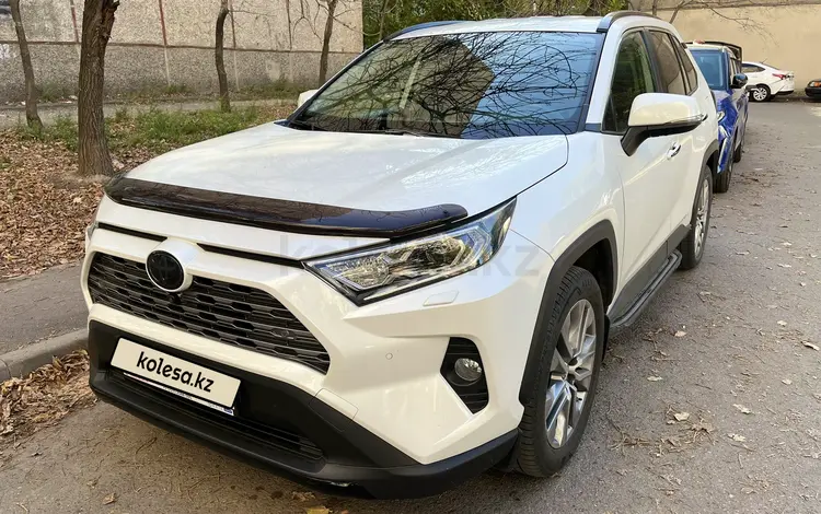 Toyota RAV4 2021 года за 21 000 000 тг. в Алматы