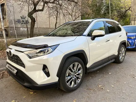 Toyota RAV4 2021 года за 21 000 000 тг. в Алматы – фото 2