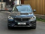 BMW X5 2021 года за 33 000 000 тг. в Астана – фото 2