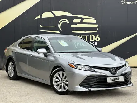 Toyota Camry 2019 года за 11 300 000 тг. в Атырау – фото 3