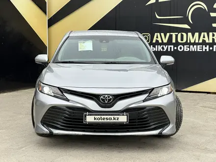 Toyota Camry 2019 года за 11 300 000 тг. в Атырау – фото 2