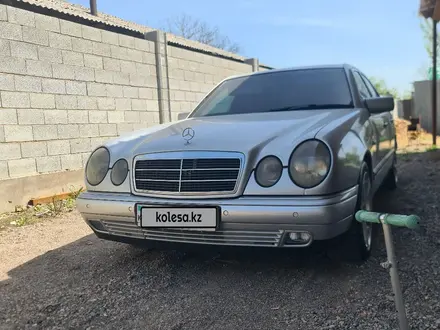 Mercedes-Benz E 240 1998 года за 3 500 000 тг. в Алматы