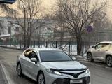 Toyota Camry 2021 года за 15 300 000 тг. в Алматы – фото 2