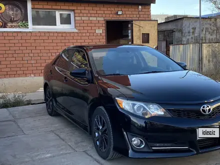 Toyota Camry 2014 года за 6 000 000 тг. в Уральск – фото 2