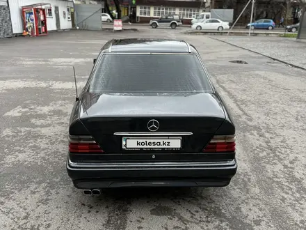Mercedes-Benz E 320 1993 года за 2 400 000 тг. в Алматы – фото 4