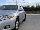 Toyota Camry 2010 года за 8 300 000 тг. в Шымкент – фото 2