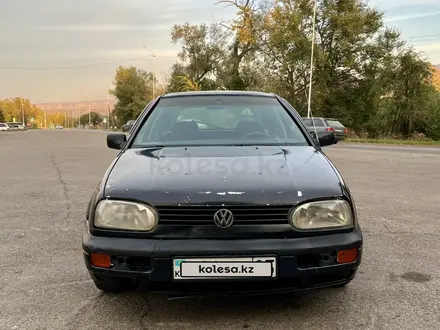 Volkswagen Golf 1997 года за 970 000 тг. в Есик – фото 2