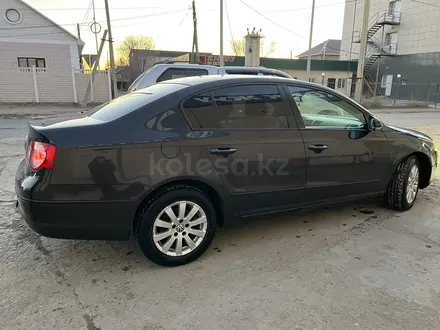 Volkswagen Passat 2006 года за 3 500 000 тг. в Атырау – фото 3