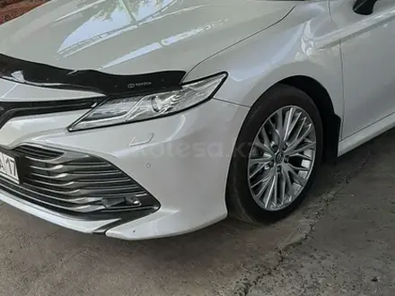 Toyota Camry 2018 года за 16 500 000 тг. в Шымкент – фото 2