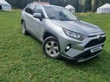 Toyota RAV4 2021 года за 13 800 000 тг. в Алматы – фото 2