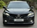 Toyota Camry 2018 года за 13 400 000 тг. в Алматы – фото 2