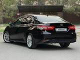 Toyota Camry 2018 года за 13 400 000 тг. в Алматы – фото 4