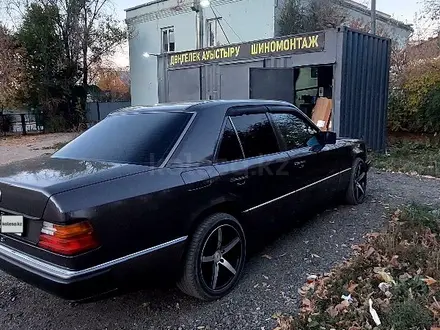 Mercedes-Benz E 220 1992 года за 2 800 000 тг. в Кокшетау – фото 4