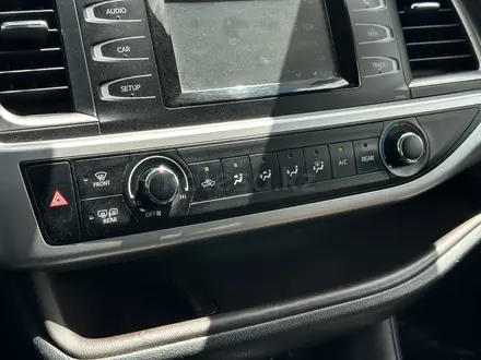 Toyota Highlander 2017 года за 13 350 000 тг. в Атырау – фото 23