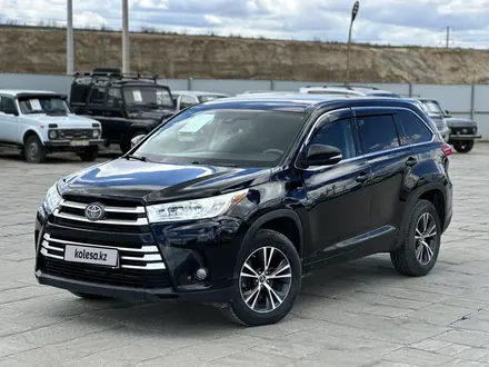Toyota Highlander 2017 года за 13 350 000 тг. в Атырау
