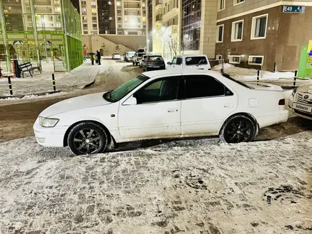 Toyota Camry 2000 года за 4 000 000 тг. в Астана – фото 2