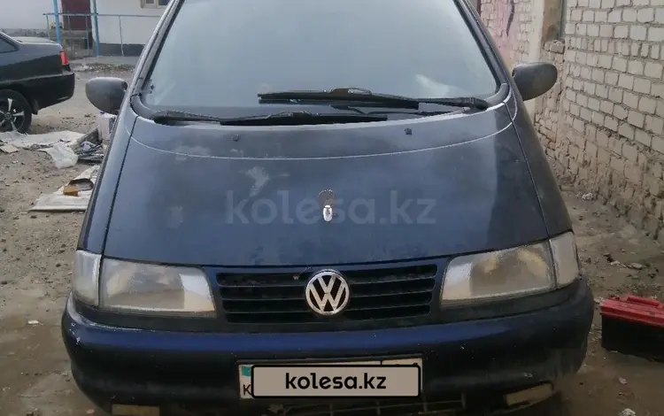 Volkswagen Sharan 1997 годаfor1 000 000 тг. в Кызылорда