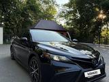 Toyota Camry 2021 года за 10 500 000 тг. в Актобе – фото 3