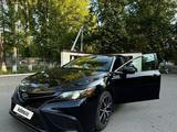 Toyota Camry 2021 года за 10 500 000 тг. в Актобе – фото 2