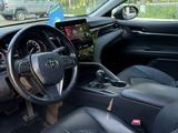 Toyota Camry 2021 года за 10 500 000 тг. в Актобе – фото 5