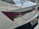 Hyundai Elantra 2023 года за 12 890 000 тг. в Уральск – фото 5