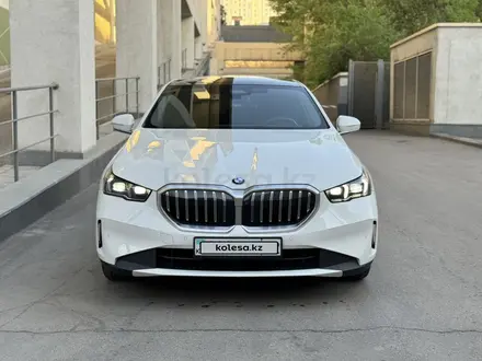 BMW 520 2023 года за 33 000 000 тг. в Алматы – фото 2