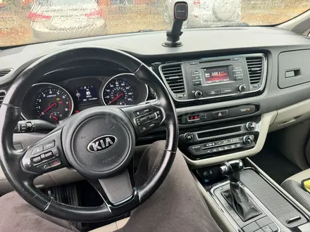 Kia Carnival 2015 года за 7 000 000 тг. в Актобе – фото 32