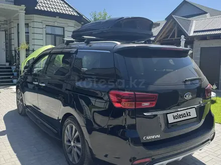 Kia Carnival 2019 года за 11 500 000 тг. в Алматы – фото 2