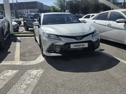Toyota Camry 2021 года за 17 500 000 тг. в Шымкент
