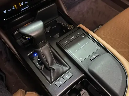 Lexus ES 300h 2021 года за 25 000 000 тг. в Алматы – фото 20