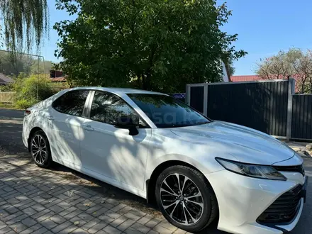 Toyota Camry 2018 года за 12 500 000 тг. в Алматы – фото 2