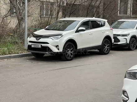 Toyota RAV4 2016 года за 13 700 000 тг. в Алматы – фото 3