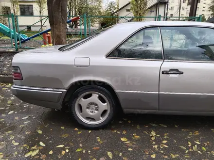 Mercedes-Benz E 220 1994 года за 2 800 000 тг. в Шымкент – фото 26