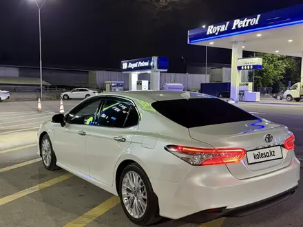 Toyota Camry 2019 года за 14 300 000 тг. в Алматы – фото 6