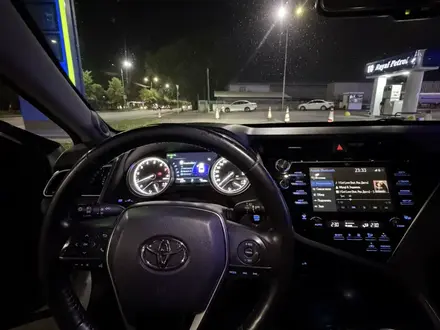 Toyota Camry 2019 года за 14 300 000 тг. в Алматы – фото 9