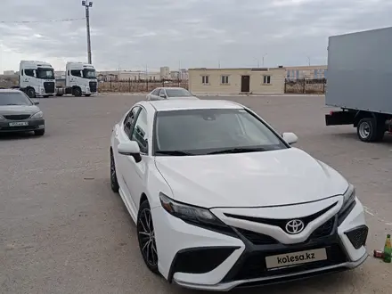 Toyota Camry 2021 года за 14 200 000 тг. в Актау – фото 3