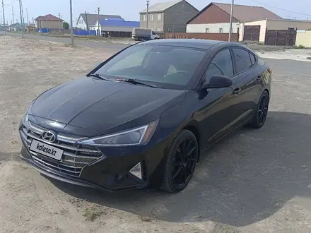 Hyundai Elantra 2019 года за 6 000 000 тг. в Атырау – фото 2