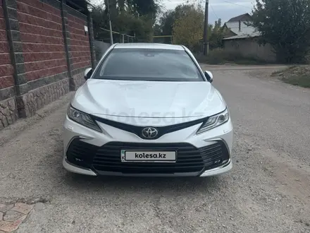 Toyota Camry 2021 года за 17 200 000 тг. в Алматы