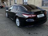 Toyota Camry 2019 года за 13 000 000 тг. в Атырау – фото 2