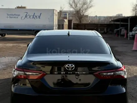 Toyota Camry 2018 года за 11 900 000 тг. в Караганда – фото 3